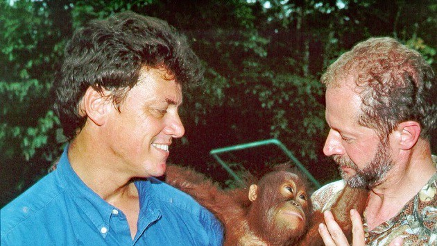 Auf dem Bild aus dem Jahr 2002 ist rechts Dr. Clemens Becker zu sehen, als er den Orang-Utan-Schützer Willie Smits auf Borneo besuchte.