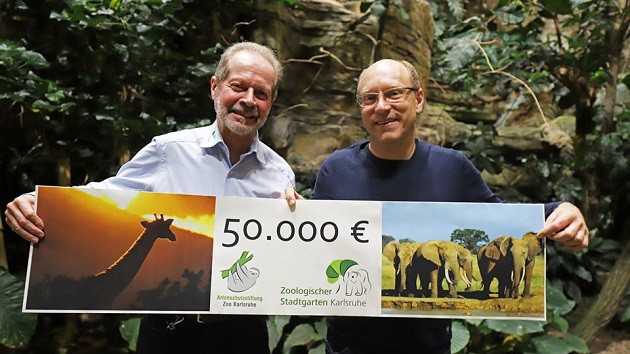 Symbolische Scheckübergabe durch Artenschutzkurator Dr. Clemens Becker an den WWF-Afrika-Referenten und Vor-Ort-Koordinator Johannes Kirchgatter.